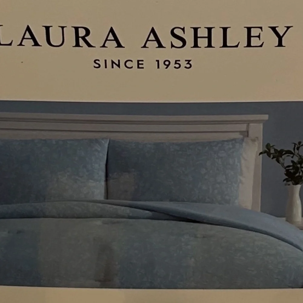 Laura Ashley Floral Jacquard Blue and White 3 Piece Full/Queen Comforter Set